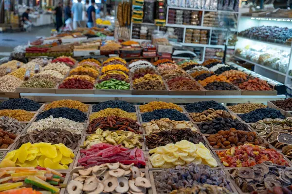 Çeşitli kurutulmuş meyve ve fındık çeşitlerinin geniş bir görüntüsü. Görüntü renkli ve davetkar, farklı dokular ve tatlarla seçilecek.