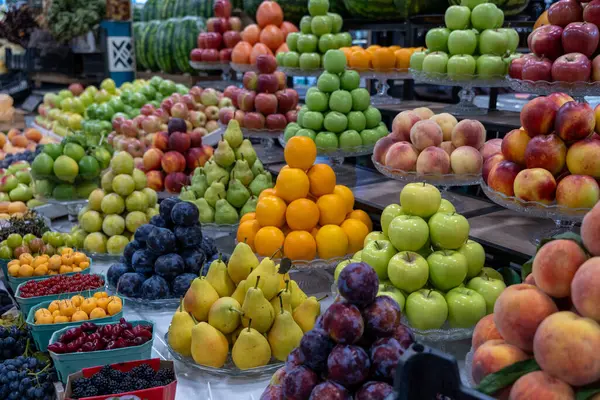 Yeşil, kırmızı ve sarı gibi çeşitli renklerde meyveler sergilenir. Meyve üst üste piramit şeklinde üst üste yığılır.