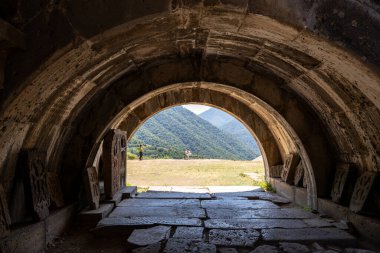 Dağları gören bir tünel. Tünel karanlık ve dar.