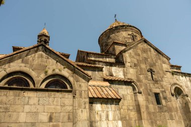 Eski binanın bir sürü penceresi ve uzun bir çan kulesi var. Çok eski bir bina ve bir sürü tarihi var. Binanın bir sürü karakteri ve cazibesi var ve çok güzel bir manzara.