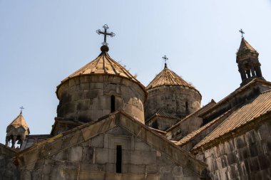 Kilisenin üzerinde bir haç var. Çatı taştan yapılmış.