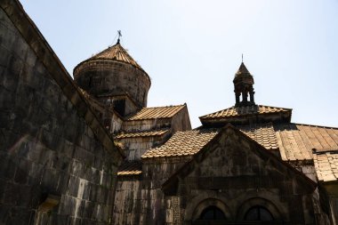 Binanın bir sürü tarihi var ve çok eski. Çatı ahşaptan yapılmıştır ve bina bir avluyla çevrilidir.