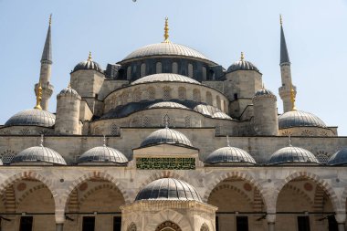 Bina, altın ve mavi aksanlı büyük ve süslü bir cami. Mimari karmaşık ve bina kemerlerle çevrili.