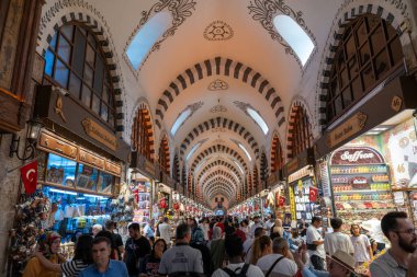 İnsanların alışveriş yaptığı kalabalık bir pazar ve 