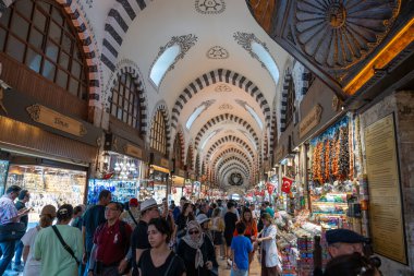 İnsanların alışveriş yaptığı kalabalık bir pazar ve 
