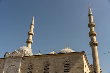 İki yüksek kulesi ve kubbesi olan büyük bir bina. Bina mavi bir gökyüzü ile çevrilidir, ona huzurlu ve huzurlu bir atmosfer verir. Binanın mimarisi bir camiyi anımsatıyor.