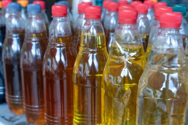 İçinde farklı renkte sıvılar olan bir sıra şişe. Şişeler hizalandı ve bazıları diğerlerinden daha uzun.