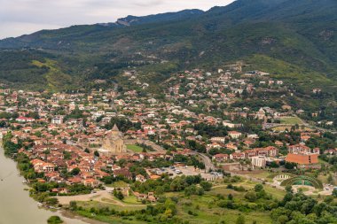 Kilisesi ve evleri olan küçük bir kasaba. Kasaba bir nehir ve dağlarla çevrilidir. Evler çoğunlukla kahverengi ve beyaz.