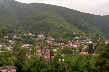 Vadide küçük bir kasabası olan bir dağ sırası. Kasaba ağaçlar ve evlerle çevrili.