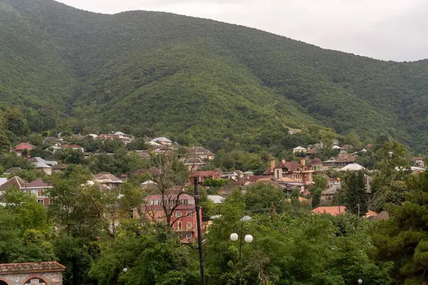 Vadide küçük bir kasabası olan bir dağ sırası. Kasaba ağaçlar ve evlerle çevrili.