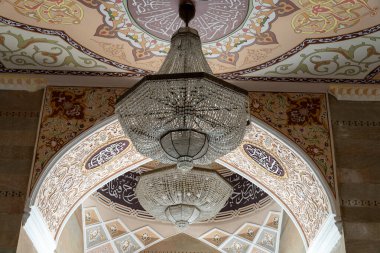 Binanın tavanında bir avize asılı. Avize kristalden yapılmıştır ve altın bir çerçeveye sahiptir. Bina karmaşık dizaynlar ve desenlerle dekore edilmiş.
