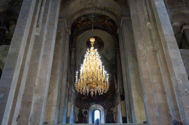 Kilisenin tavanında büyük bir avize asılı. Avize ışıldıyor, sıcak ve davetkar bir atmosfer yaratıyor. Kilise güzel sanat eserleriyle süslenmiş.