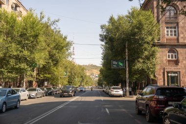 Arabalarla dolu kalabalık bir cadde ve 