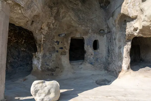 Büyük bir kaya mağaranın ortasında oturur. Mağara karanlık ve boş. Sahnede göze çarpan tek şey kayadır.