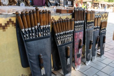 Üzerinde bir sürü ahşap eşya olan bir masa. Bu eşyalar satılık gibi görünecek şekilde düzenlenmiş.