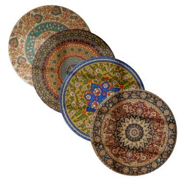 Dört farklı renkli yuvarlak halıdan oluşan bir koleksiyon. Halılar farklı boylarda ve renklerde.