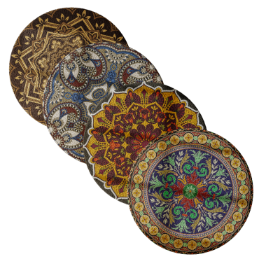 Çiçek desenli dört farklı renkli tabak. Plakalar sıraya dizildi. Tabaklar farklı boyutlarda ve renklerde.