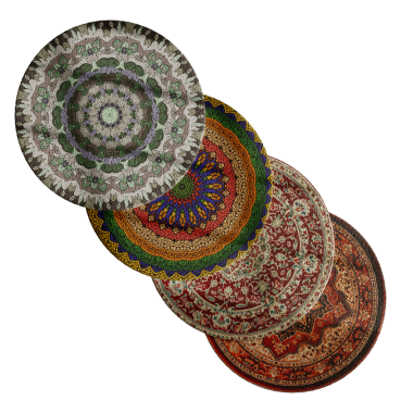 Arka arkaya dört farklı renkli halı sergileniyor. Halılar kırmızı, yeşil, sarı ve kahverengi olmak üzere çeşitli boyut ve renklerdedir.