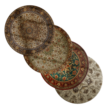 Arka arkaya dört farklı renkli halı sergileniyor. Halıların boyutları ve renkleri farklıdır, biri açık kahverengi, diğerleri koyu kahverengidir.