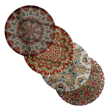 Farklı tasarım ve renklere sahip dört yuvarlak tabak. Tabaklar sıra sıra dizilmiş, ilk tabak solda ve son tabak sağda. Kalıpların çeşitli desenleri var.