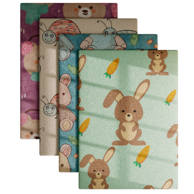 Tavşan ve havuç içeren dört farklı desenli kilim koleksiyonu. Halıların renkleri ve desenleri farklı ama hepsinin benzer bir hayvan ve sebze teması var.