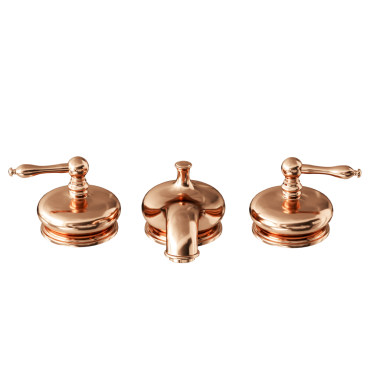 Altın zeminli üç altın musluk beyaz arka planda sergileniyor. Musluklar karmaşık bir şekilde tasarlanmış ve yüksek kalitede görünüyor. Muslukların altın rengi.