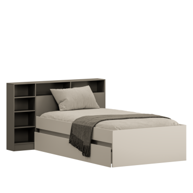 Üzerinde beyaz yorgan ve gri bir battaniye olan bir yatak. Yatak, ahşap bir yatak başlığı ve tahta bir yatak başlığı olan ikiz boyutta bir yatak. Yatak düzgünce yapılmış.