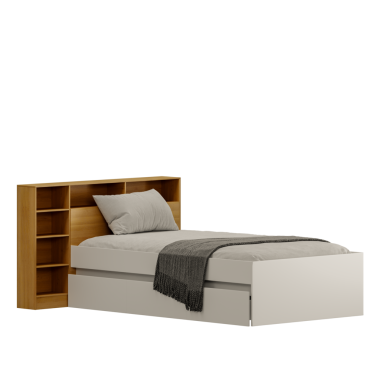 Tahta yatak başlığı ve beyaz yatak örtüsü olan bir yatak. Yatağın üzerinde gri bir battaniye var.