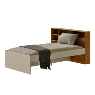 Tahta yatak başlığı ve beyaz yatak örtüsü olan bir yatak. Yatağın üzerine siyah bir battaniye örtülmüş.