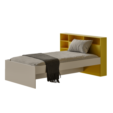 Sarı yatak başlığı ve beyaz yatak örtüsü olan bir yatak. Yatağın üzerine siyah bir battaniye örtülmüş.