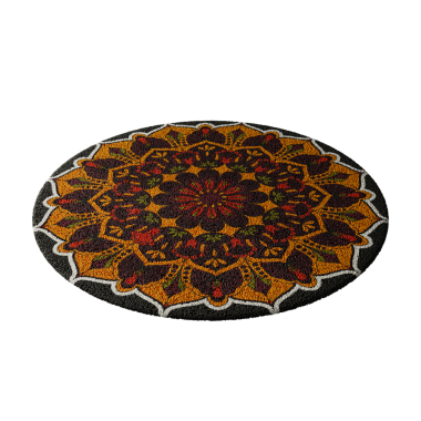 Siyah kenarlı renkli bir halı. Halı yuvarlaktır ve çiçek ve yapraklardan oluşan bir deseni vardır.