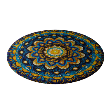 Beyaz arka planda mavi ve sarı desenli bir halı bulunur. Halı daireseldir ve çok fazla detaya sahiptir. Bu da onu bir sanat eseri gibi gösterir. Halının renkleri çok canlı.