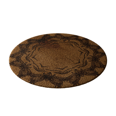 Üzerinde desenler olan kahverengi bir halı. Halı ovaldir ve kahverengi renktedir.