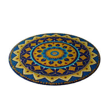 Mavi kenarlı, sarı ve mavi kenarlı renkli bir halı. Halı yuvarlaktır ve çiçek ve yapraklardan oluşan bir deseni vardır.