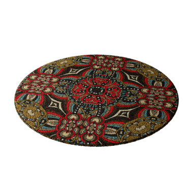 Çiçek ve yaprak desenli renkli bir halı. Halı yuvarlaktır ve kırmızı ve kahverengi renktedir.