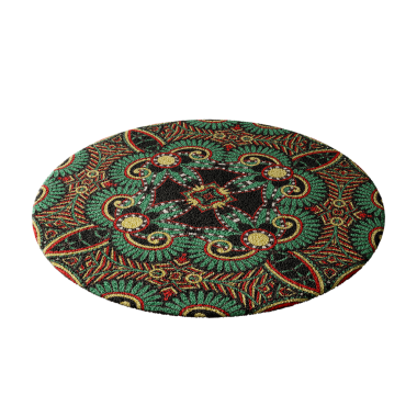 Renkli, süslü ve karmaşık bir tasarım beyaz bir arkaplanda sergilenir. Tasarım, yeşil, siyah ve kırmızı olmak üzere çeşitli şekil ve renklerden oluşmaktadır. Manzara canlı ve göz alıcı.