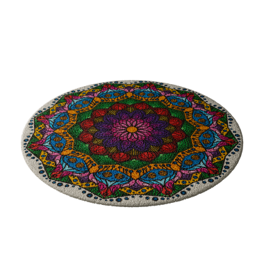 Renkli, çok renkli ve çiçek desenli karmaşık bir şekilde tasarlanmış bir halı. Halı beyazdır ve mavi, yeşil, kırmızı ve sarı olmak üzere çeşitli renklere sahiptir. Tasarım çok detaylı.