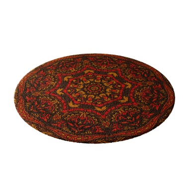 Çiçek ve yaprak desenli yuvarlak bir halı. Halı kahverengi ve kırmızıdır. Beyaz bir arka plana yerleştirilir.