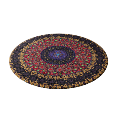 Çiçek ve hayvan desenli renkli bir halı. Halı yuvarlaktır ve kırmızı, mavi ve sarı da dahil olmak üzere çeşitli renklere sahiptir.