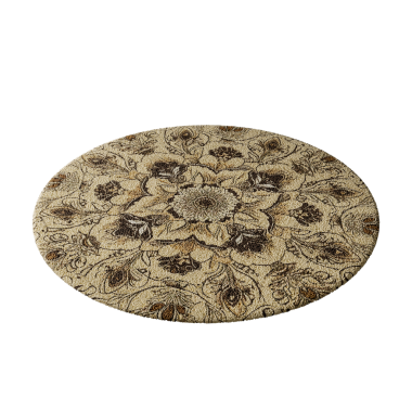 Çiçek desenli yuvarlak bir halı beyaz bir arka planda durur. Halı yumuşak bir malzemeden yapılmıştır ve sıcak, davetkar bir görünüme sahiptir.