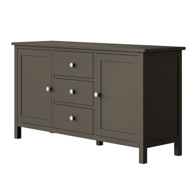 İçinde üç çekmece olan koyu ahşap bir dolap. Dolap ahşaptan yapılmıştır ve koyu bir rengi vardır.