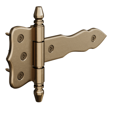 Dekoratif tasarımlı bir pirinç menteşe. Menteşe bir kapıya bağlı ve üstünde vida var.