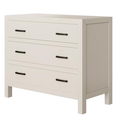 Üç çekmecesi ve siyah saplı beyaz bir şifonyer. Şifonyer beyaz bir arka planda oturuyor.