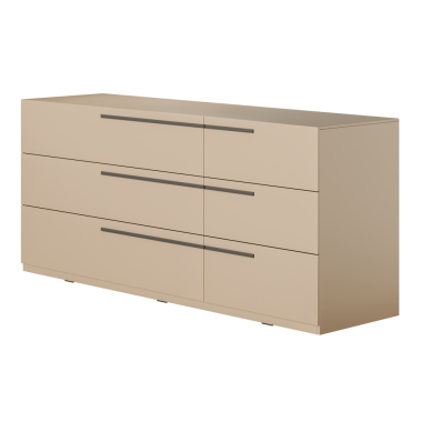 Üç çekmeceli beyaz bir şifonyer. Şifonyer ahşaptan yapılmış ve kahverengi bir kapağı var.