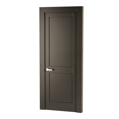 Gümüş saplı ve gümüş düğmeli bir kapı. Kapı ahşaptan yapılmıştır ve kahverengi renklidir.