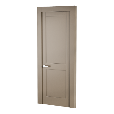 Gümüş saplı ve gümüş düğmeli bir kapı. Kapı ahşaptan yapılmıştır ve açık kahverengi bir rengi vardır.