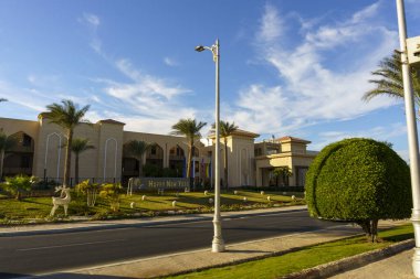 Önünde büyük bir tabela olan bir otel. Tabelada 