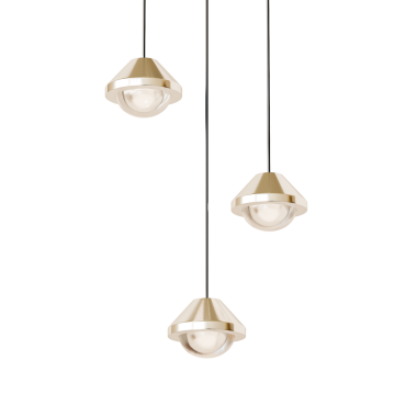 Zincirden sarkan üç lamba parçası. Aydınlatma armatürlerinin hepsi aynı boyut ve şekle sahip.