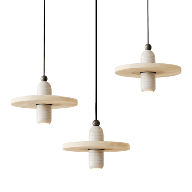 Tavandan sarkan üç beyaz lamba. Aletlerin hepsi aynı boyut ve şekle sahip. Ampuller beyaz ve armatürler ahşaptan yapılmış.