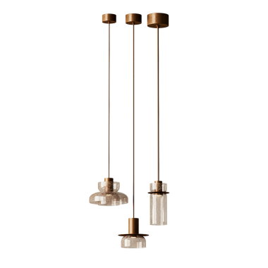 Tavandan sarkan üç lamba parçası. Ortadaki armatür cam bir küre.